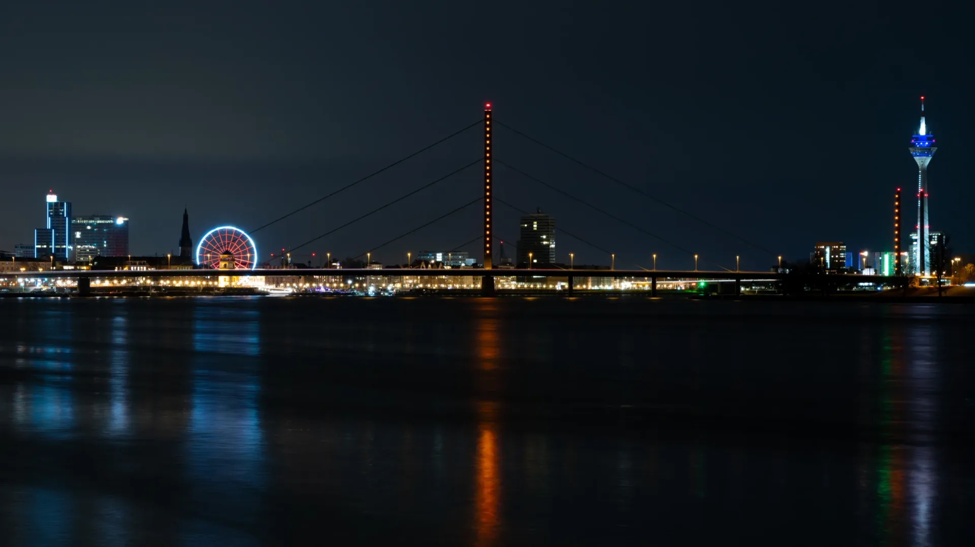 Rheinkniebrücke bei Nacht